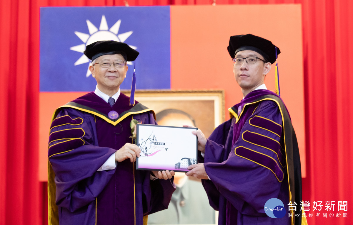 湯明哲校長(圖左)一一為博士班畢業生撥穗並頒發畢業證書