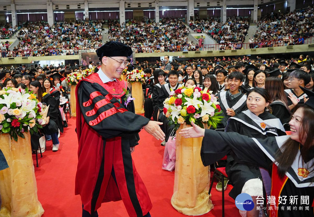 沈孟儒校長歡喜與畢業生握手,祝賀學業有成