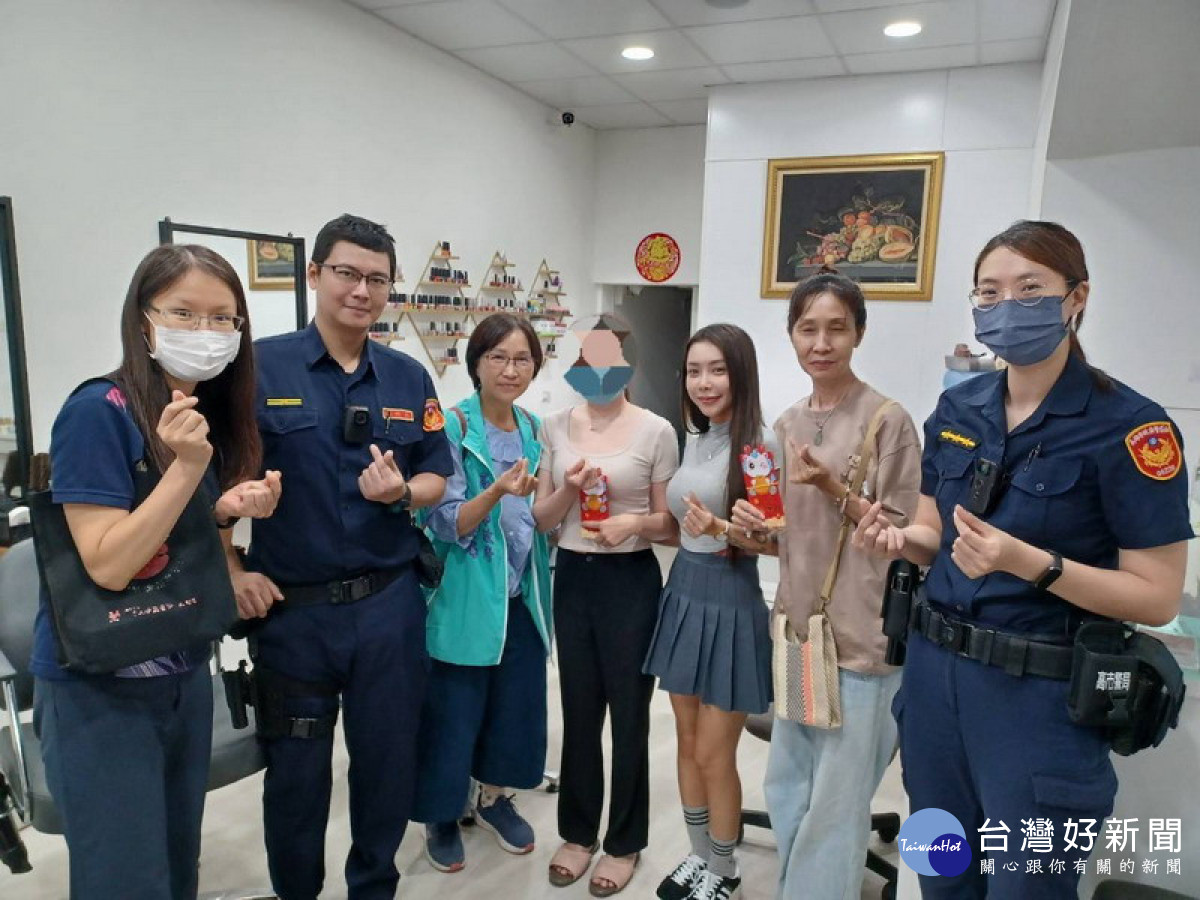▲苓雅社福中心社工會同善心人士、苓雅分局及民權派出所警員關懷小妤，由阿姨代表接受。