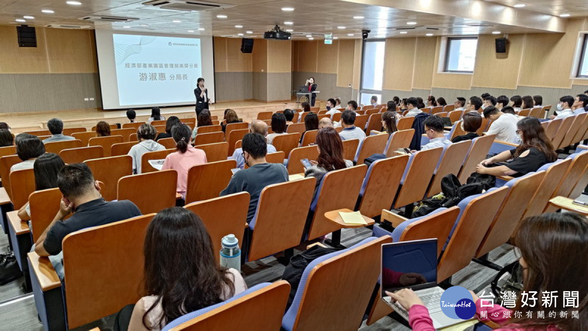 ▲經濟部產業園區管理局高屏分局助攻廠商尋找新商機(經濟部產業園區管理局高屏分局長游淑惠於會中致詞)。