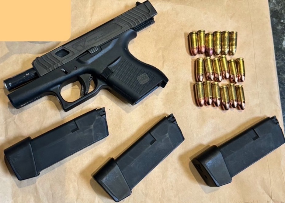 ▲圖說：警方在高嫌身上搜出菲律賓製手槍、子彈18顆、彈匣3個和手機等證物 （圖／台中市政府提供）