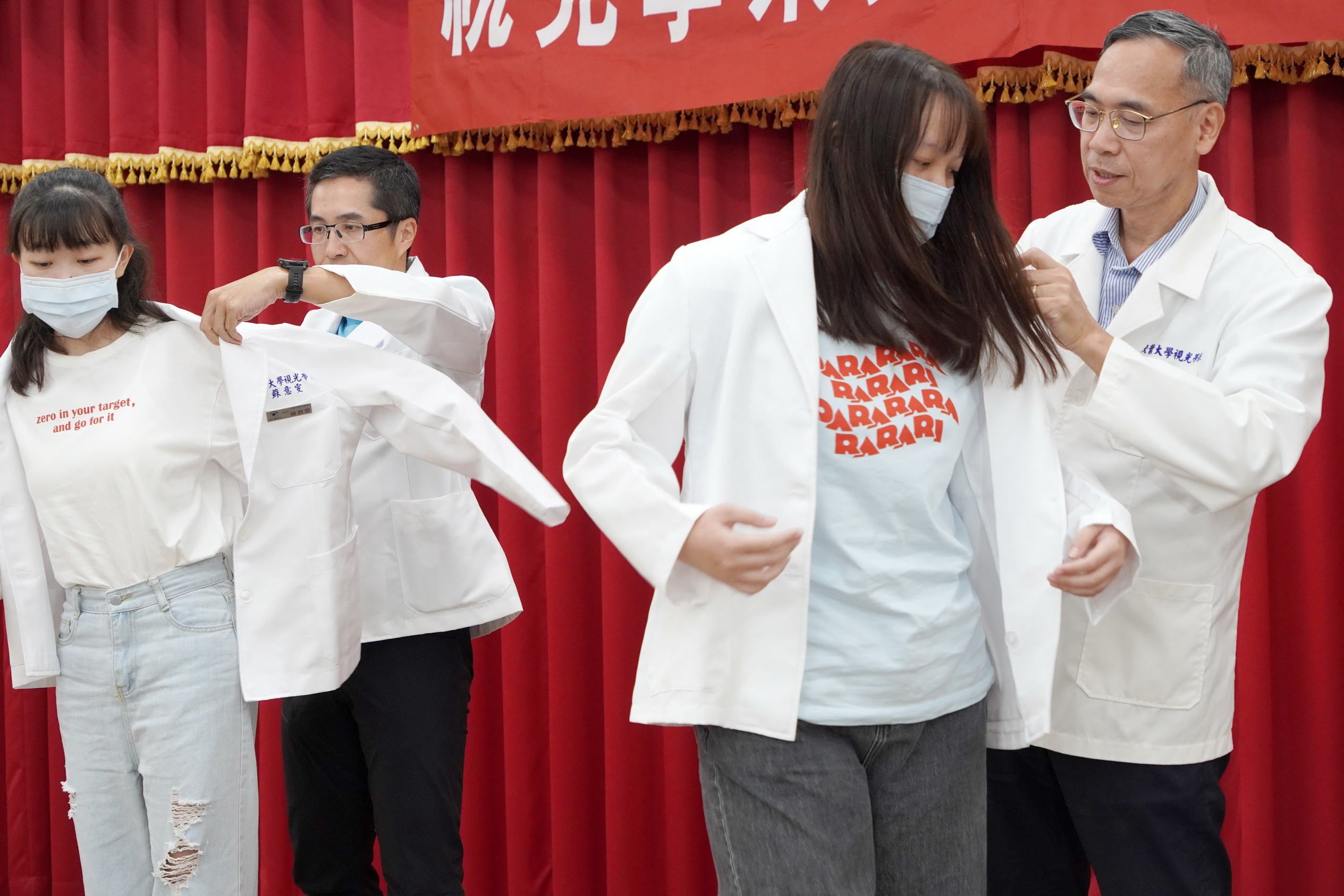 ▲大葉大學視光系授袍典禮，老師一一為學生穿上白袍。（記者張溎壕攝）