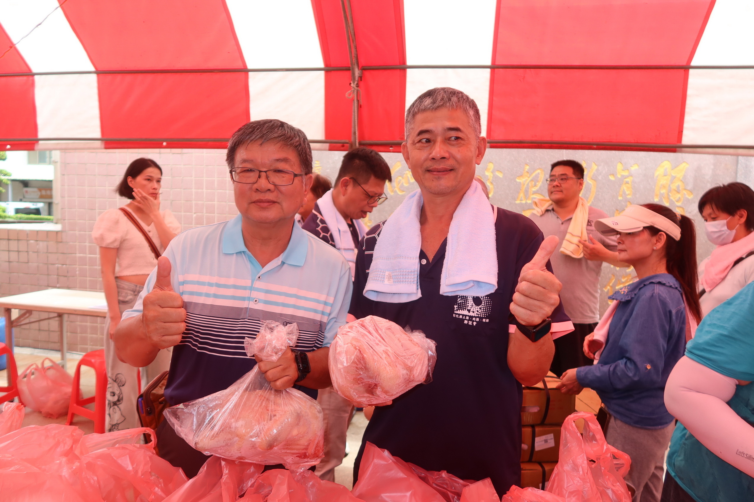 ▲「2024鹿港食農教育推廣-粽情鹿港 享樂食雞」活動在公所前廣場登場，每隻重量約4台斤，1隻只賣350元，吸引民眾搶購。（記者張溎壕攝）