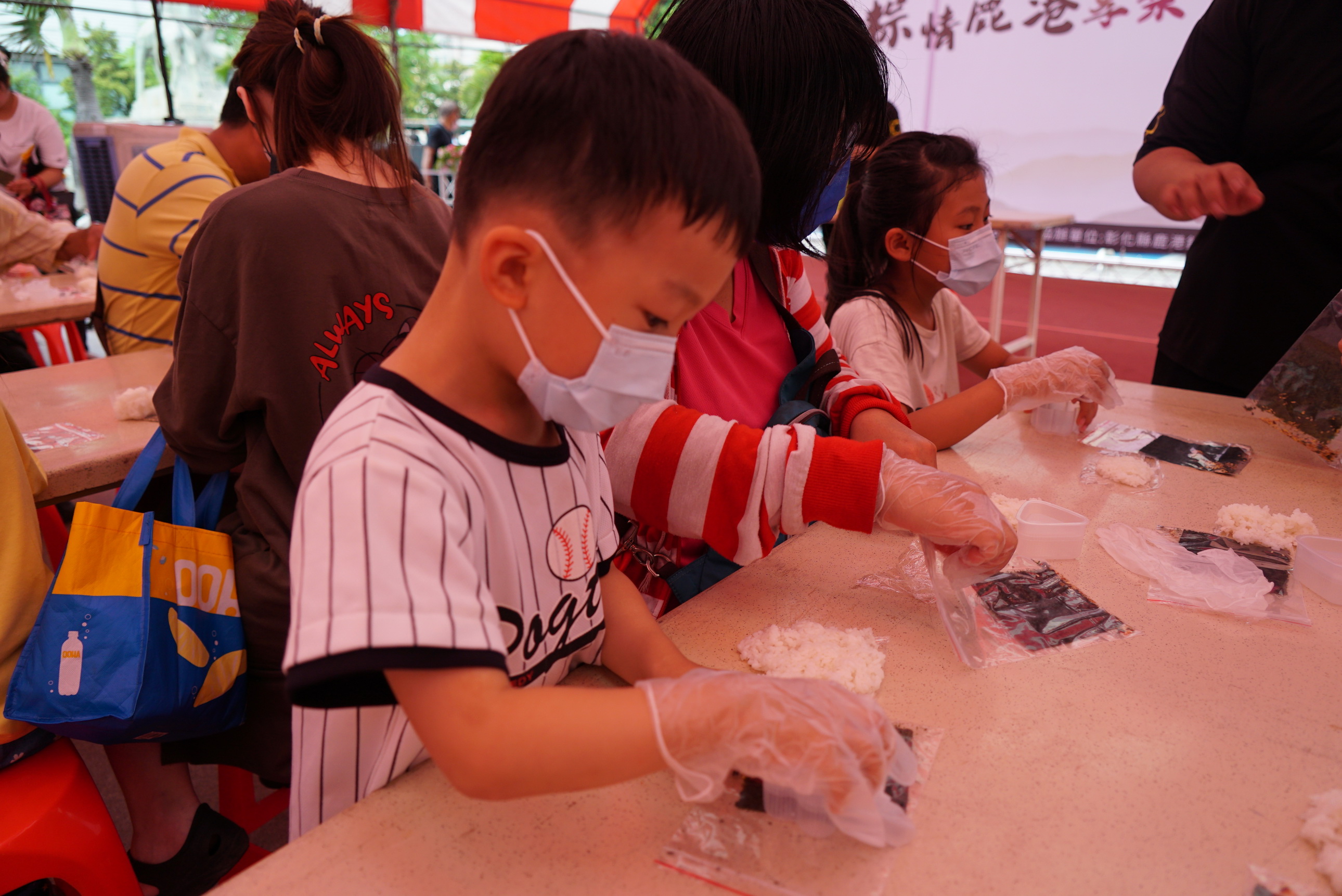 ▲「2024鹿港食農教育推廣-粽情鹿港 享樂食雞」活動在公所前廣場登場，每隻重量約4台斤，1隻只賣350元，吸引民眾搶購。（記者張溎壕攝）