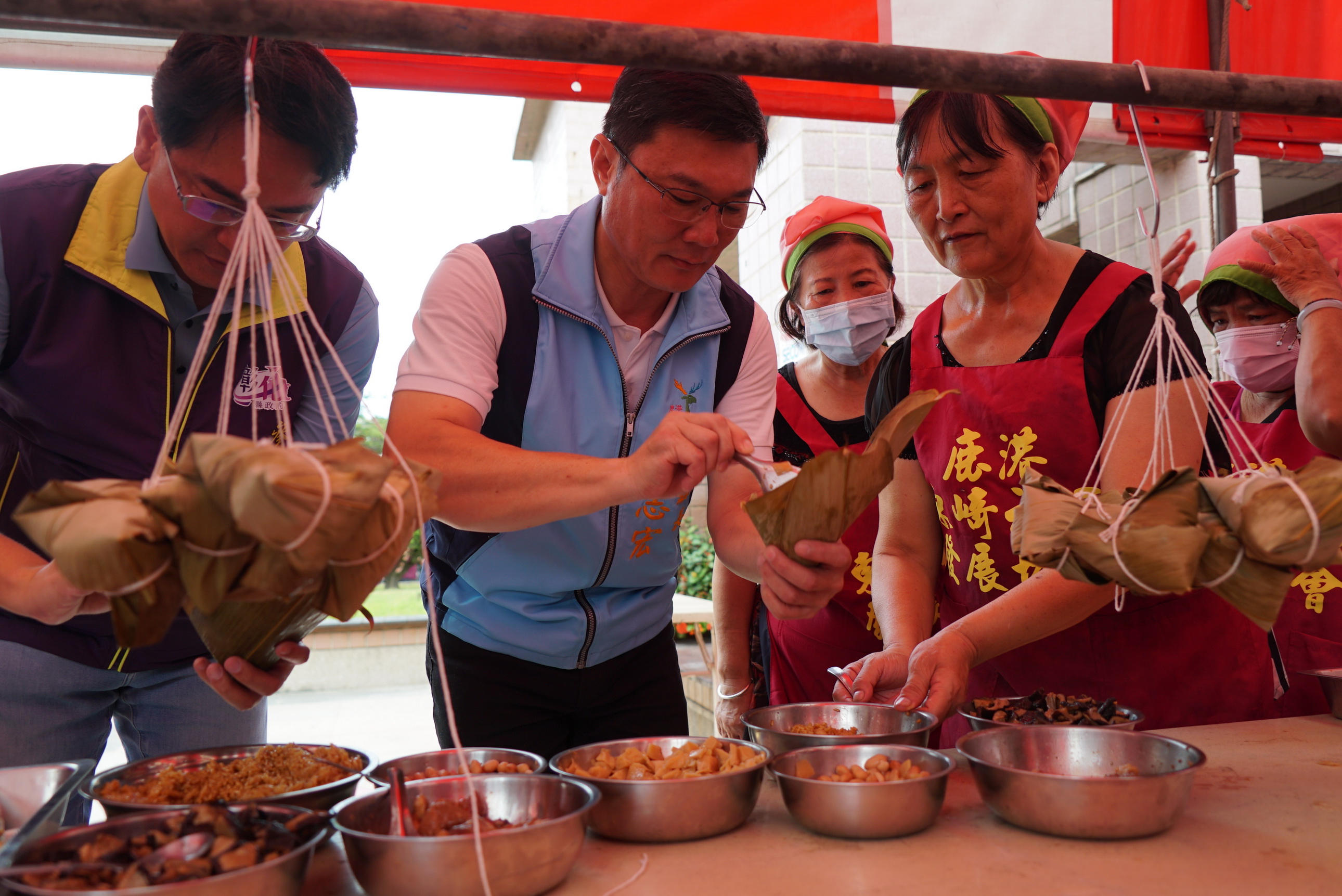 ▲「2024鹿港食農教育推廣-粽情鹿港 享樂食雞」活動在公所前廣場登場，每隻重量約4台斤，1隻只賣350元，吸引民眾搶購。（記者張溎壕攝）