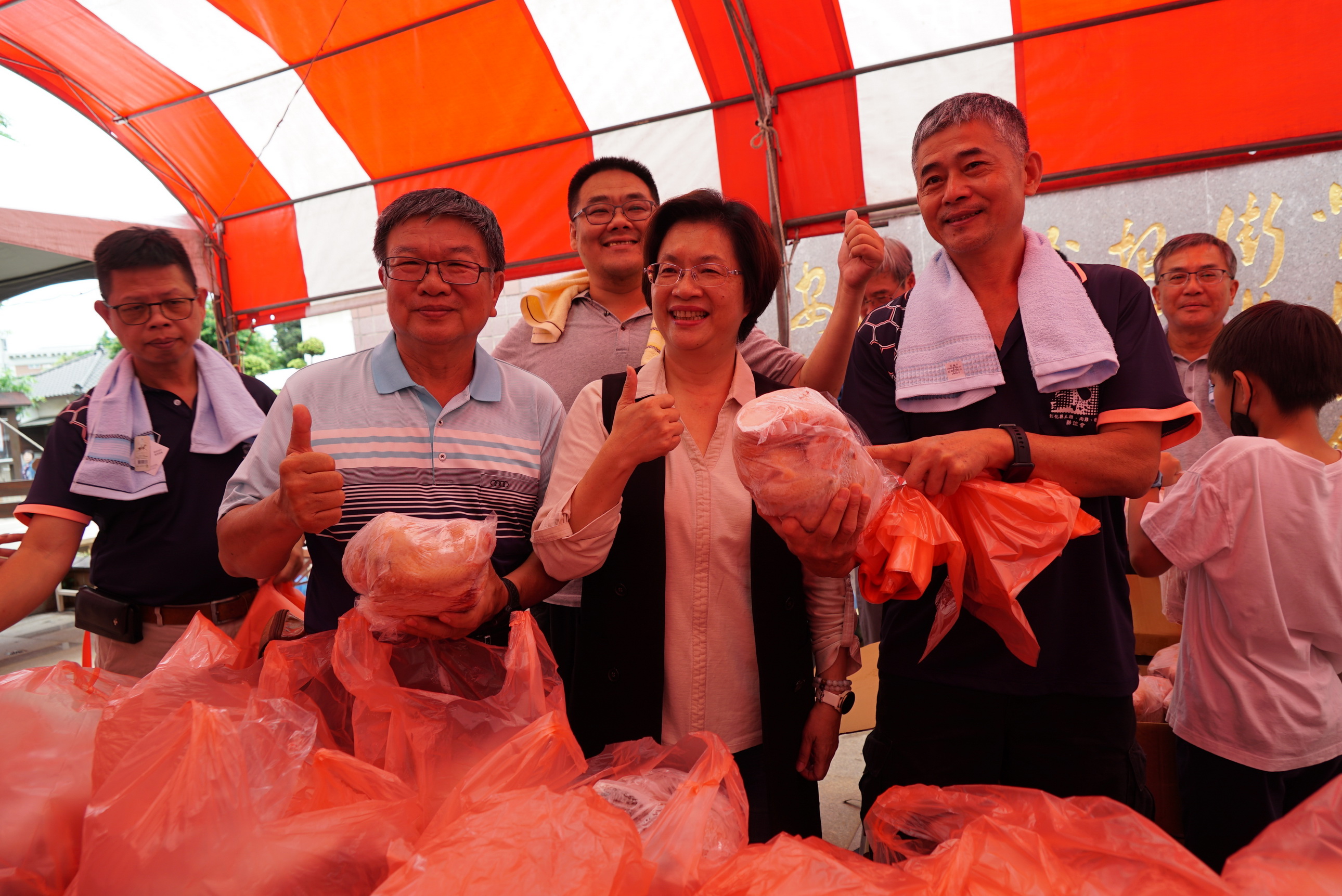 ▲「2024鹿港食農教育推廣-粽情鹿港 享樂食雞」活動在公所前廣場登場，每隻重量約4台斤，1隻只賣350元，吸引民眾搶購。（記者張溎壕攝）
