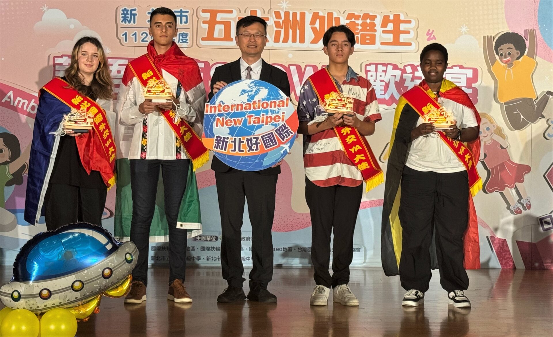 14國35名外籍生華語開箱show暨歡送宴　獲頒新北國際外交大使