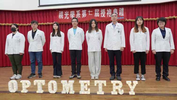▲穿上白袍的大葉大學視光系學生與師長合影。（大葉大學提供）