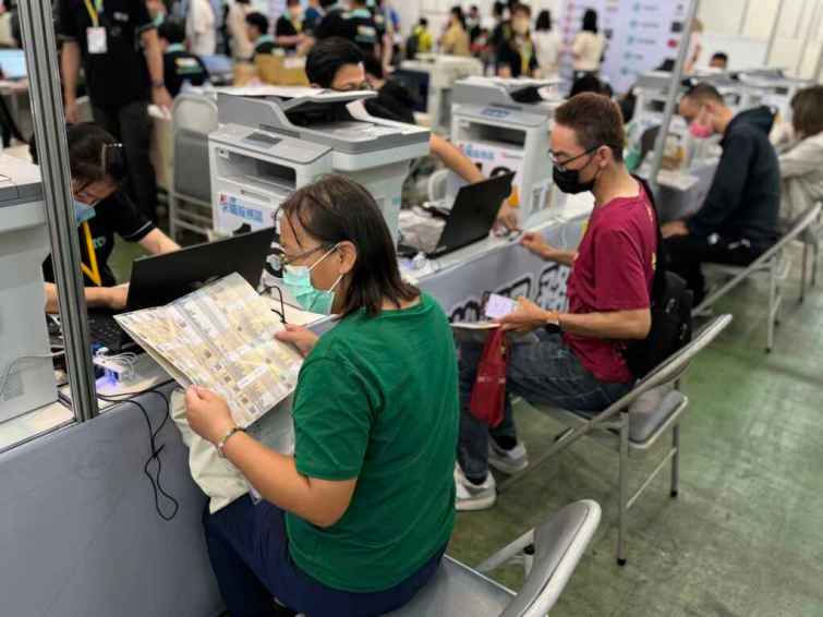 ▲求職服務區提供民眾各種協助。（中彰投分署提供）
