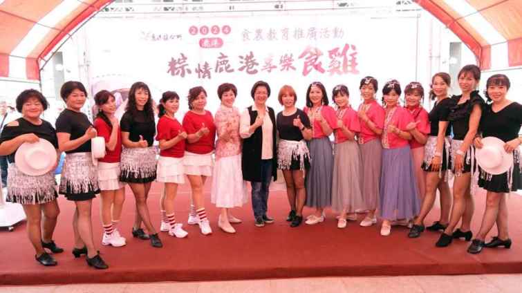 ▲彰化縣長王惠美表示，現在政府有在做土雞肉促銷，大家可以來品嚐並購買，現場還有捐血活動，捐血做愛心，並且安排了非常多的活動，也有應節的粽子可以品嚐。（記者林明佑攝）