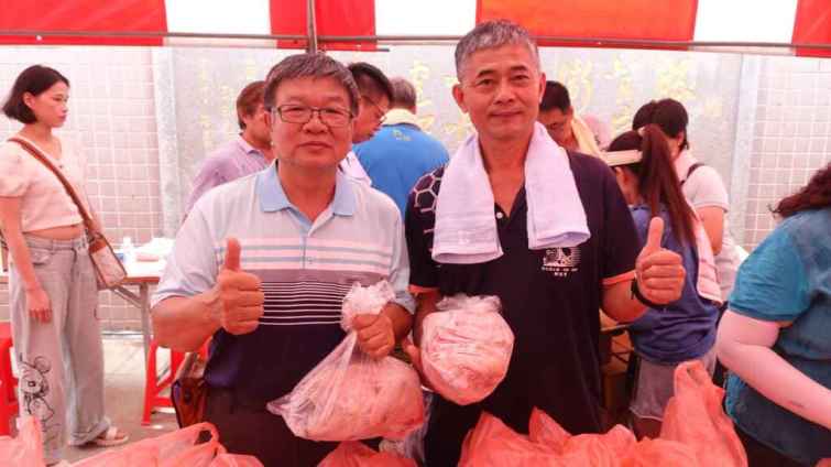 ▲彰化縣養雞協會理事長施能銘表示，現在土雞市價約為600多元的土雞，我們只賣350元，協會預備了1200隻土雞來回饋鄉親，希望讓更多人品嚐到在地優質的土雞肉，並支持本地農畜產品。（記者林明佑翻攝）