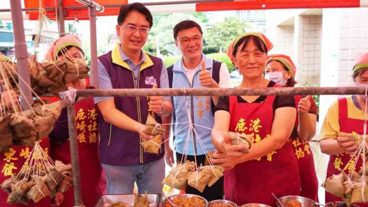 ▲彰化縣政府參議柯呈枋與鹿港鎮長許志宏包肉粽體驗，推廣台灣米食文化。（記者林明佑翻攝）