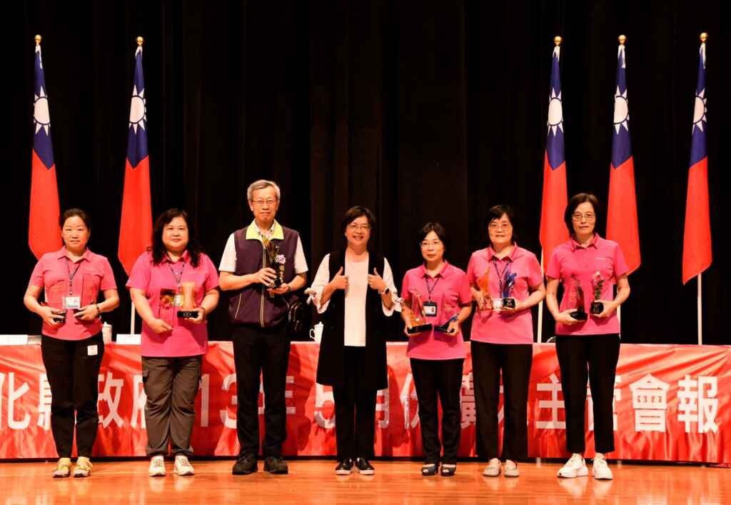▲全國保健會議表揚彰化縣衛生局獲八項第一 ,由衛生局長葉彥伯於5月28日擴大主管會報中陳獎予彰化縣長王惠美,共享榮耀。(彰化縣政府提供)