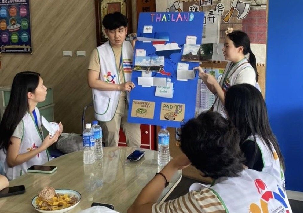 ▲國際志工互相分享各國文化。(台中市社會局提供)
