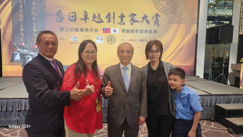 林殷羽老師偕家人與前立法院王金平院長合影