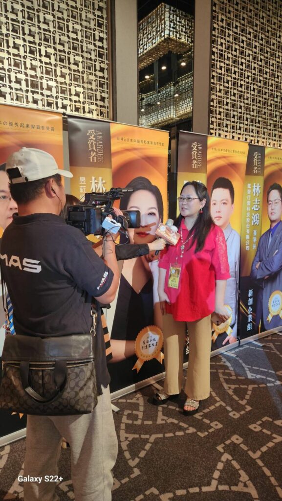 林殷羽老師在頒獎典禮接受媒體採訪