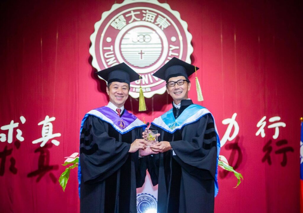 東海大學校長張國恩(左)和東海大學企管系校友並獲頒名譽博士蔡明忠(右)合影。(圖/富邦金控提供)