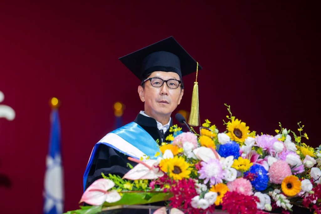 榮譽博士富邦集團董事長蔡明忠出席東海大學113年畢業典禮,鼓勵年輕人保有真誠和同理心,勿忘初衷。(圖為富邦金控提供)