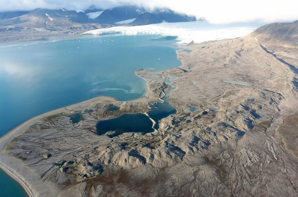 中央大學與波蘭哥白尼大學的NCU極地研究站位於無人煙的極地海岸,是極區海陸氣交互作用監測的絕佳地點。照片國立中央大學提供