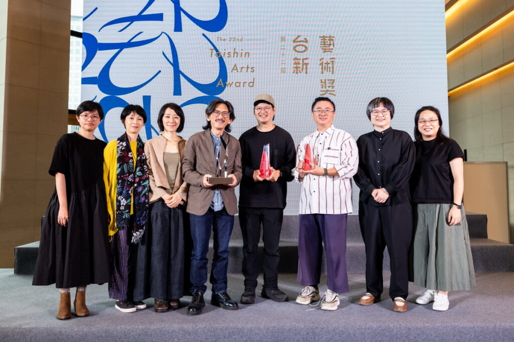 第22屆台新藝術獎 三大獎得主合影 -- (左自右)窮劇場x江之翠劇場(左四)、你哥影視社(左五)、臺北海鷗劇團(右三)