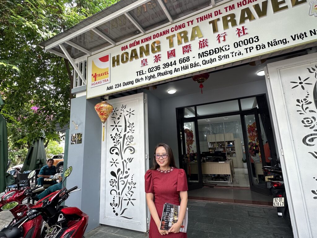 鴻毅旅遊深根經營越南旅遊36年頭,目前峴港當地分公司-皇茶國際旅行社,主要推廣當地遊程,專業規劃峴港市旅遊,此次行程由皇茶國際旅行社-小愛經理(圖),安排專業安全行程,也讓旅遊更順暢及便利有趣。(圖/陳昭宏攝)