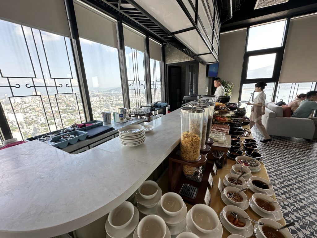 峴港半島飯店|頂樓的餐廳,可以俯瞰30公里的沙灘美景,美景+美食,享受悠閒度假。