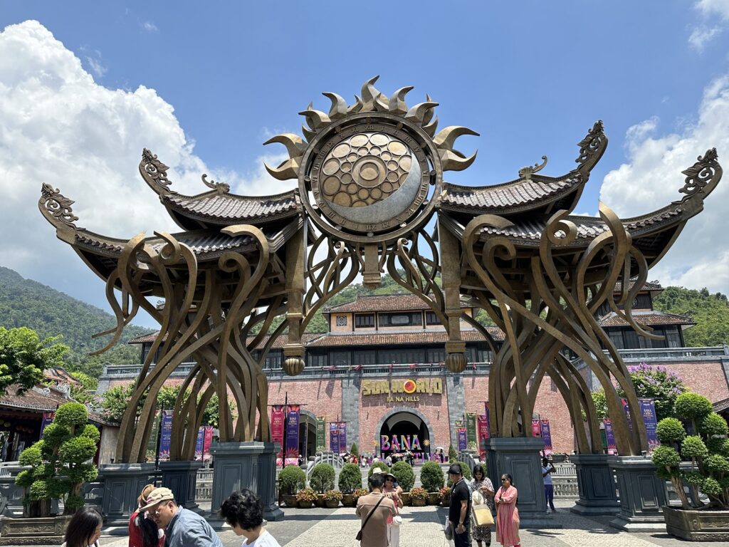 太陽集團-巴拿山太陽世界旅游度假區|該區為「高級酒店」、「高空纜車」 與「主題樂園」綜合性娛樂景點。