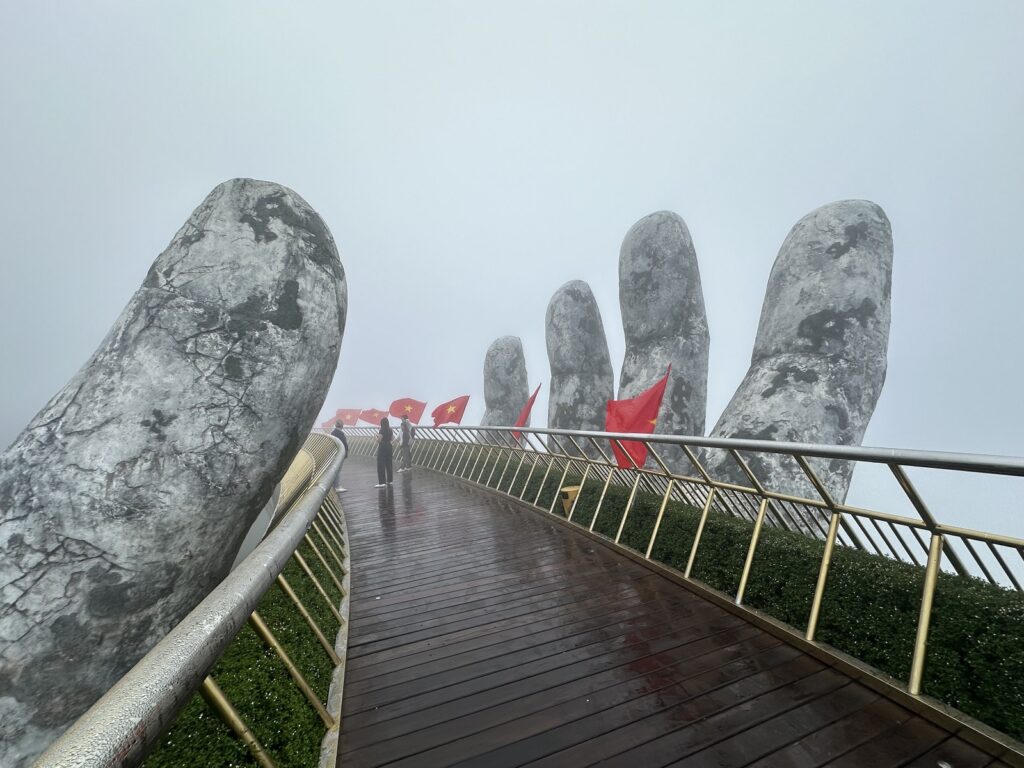「黃金佛手橋」|由造型由兩座巨型佛手撐起相當吸睛,位處雲霧繚繞宛如在仙境,來過旅客讚嘆不已的美景。