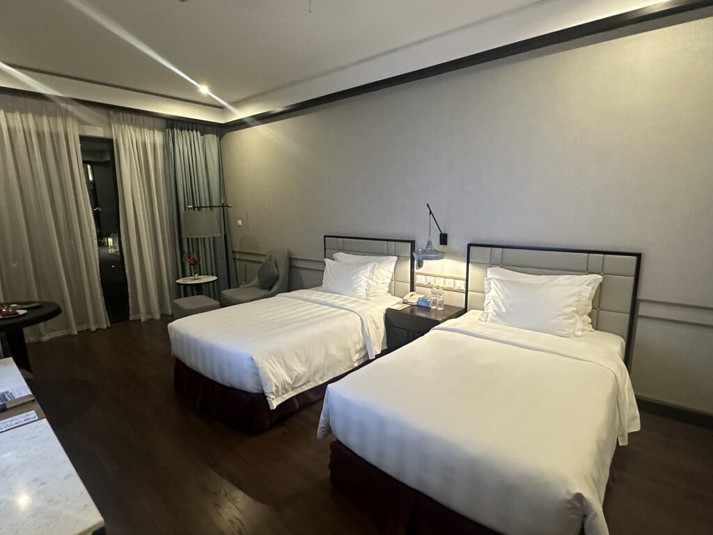 Vinpearl Resort & Golf Nam Hoi An(南會安珍珠高爾夫度假村)房間相當寬敞明亮舒適,陽台很大看到海灘及泳池,是相當優質的度假飯店。
