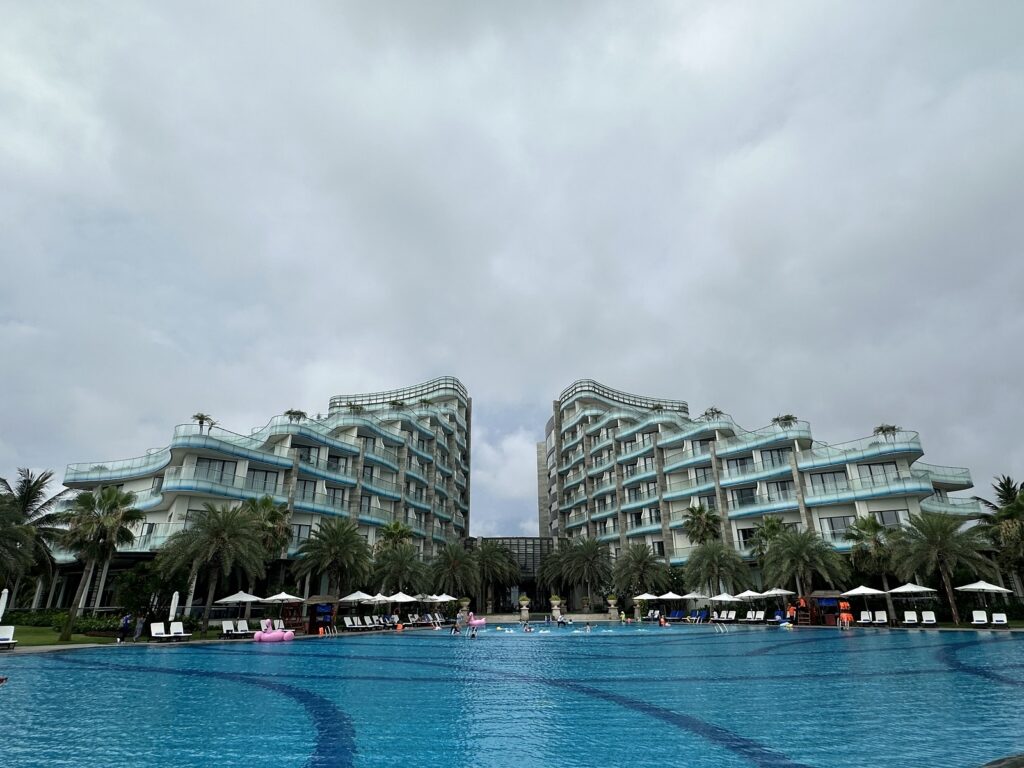 Vinpearl Resort & Golf Nam Hoi An(南會安珍珠高爾夫度假村)房間相當寬敞明亮舒適,陽台很大看到海灘及泳池,是相當優質的度假飯店。