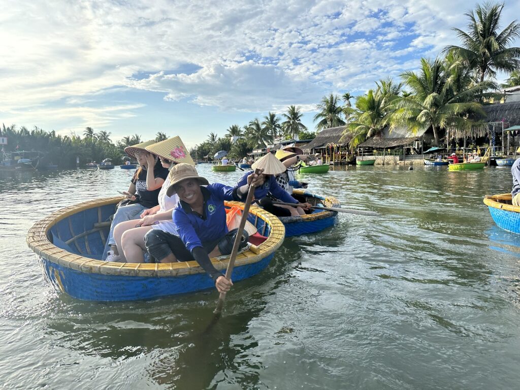 迦南島竹筒船體驗,船型就是個大碗公狀,用竹子編成,透過特殊的防水施作,可漂浮水上。