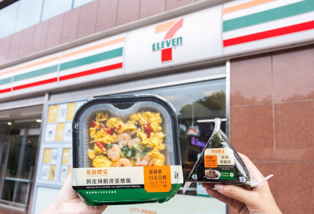 為延續高端餐飲話題熱度,此次雙方深度合作,由富錦樹主廚團隊指導監製,以消費者夏季最愛的微辣風味為出發點,將餐廳招牌菜色化身超商美食。