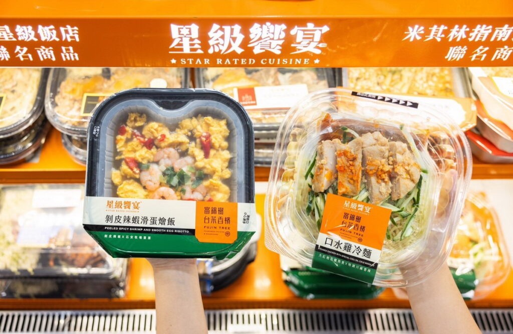 7-ELEVEN「星級饗宴」自2020年起領先市場開創超商「星級」聯名風潮,與五星級飯店、米其林餐廳合作開發獨家鮮食,系列商品年營收已突破15億元以上,且連續三年業績雙位數成長,是近年超商銷售表現最亮眼的鮮食品牌