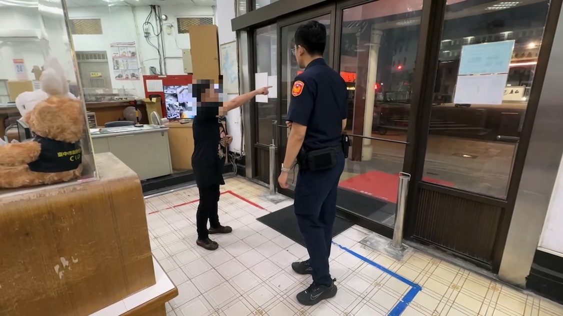 ▲圖說:周姓老婦騎車回家中途沒油了,推車時瞥見派出所,急忙進入求助 (圖/台中市政府提供)
