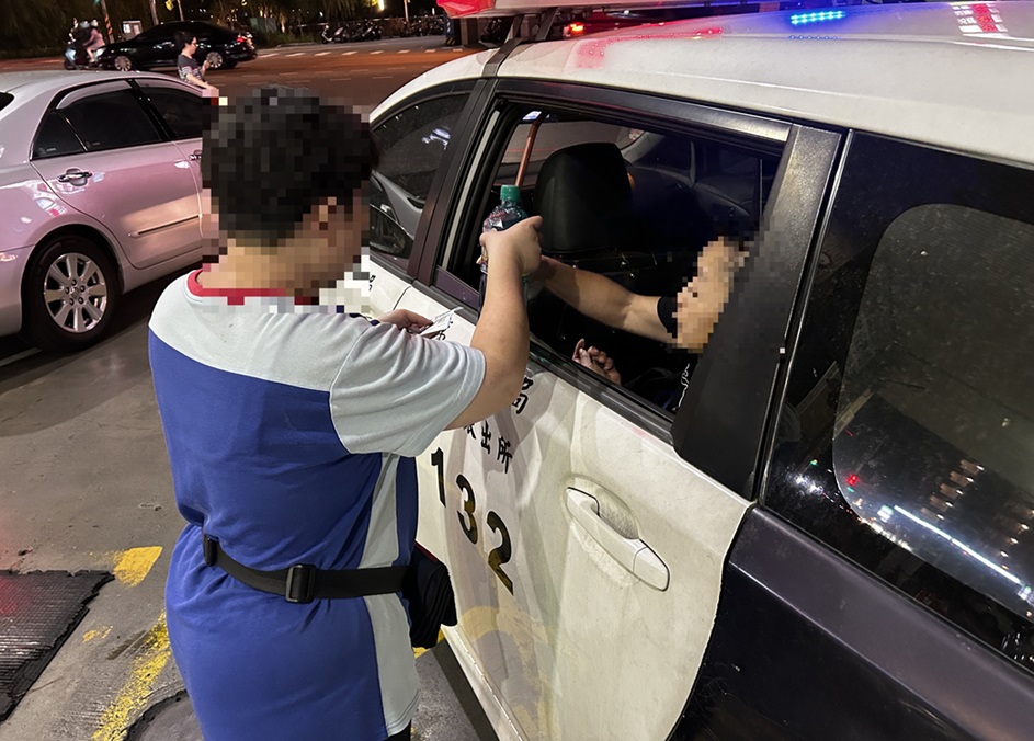 ▲圖說:西區派出所警員洪健雄載著婦人前往加油站買了一寶特瓶的汽油 (圖/台中市政府提供)