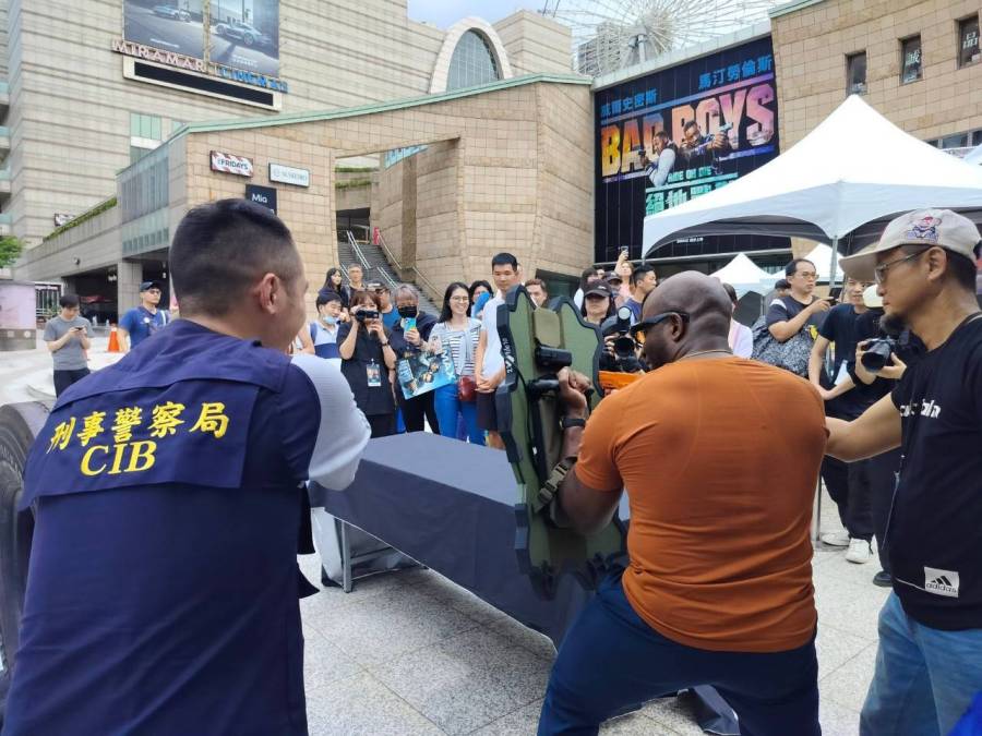 刑事局結合電影首映會 宣導反詐騙民眾直呼超過癮 234 刑事局結合電影首映會 宣導反詐騙民眾直呼超過癮 233