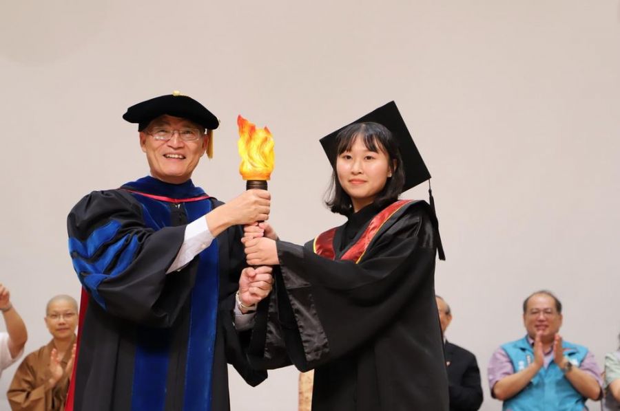 南華大學畢業典禮薪火相傳 高俊雄校長發揚三好精神