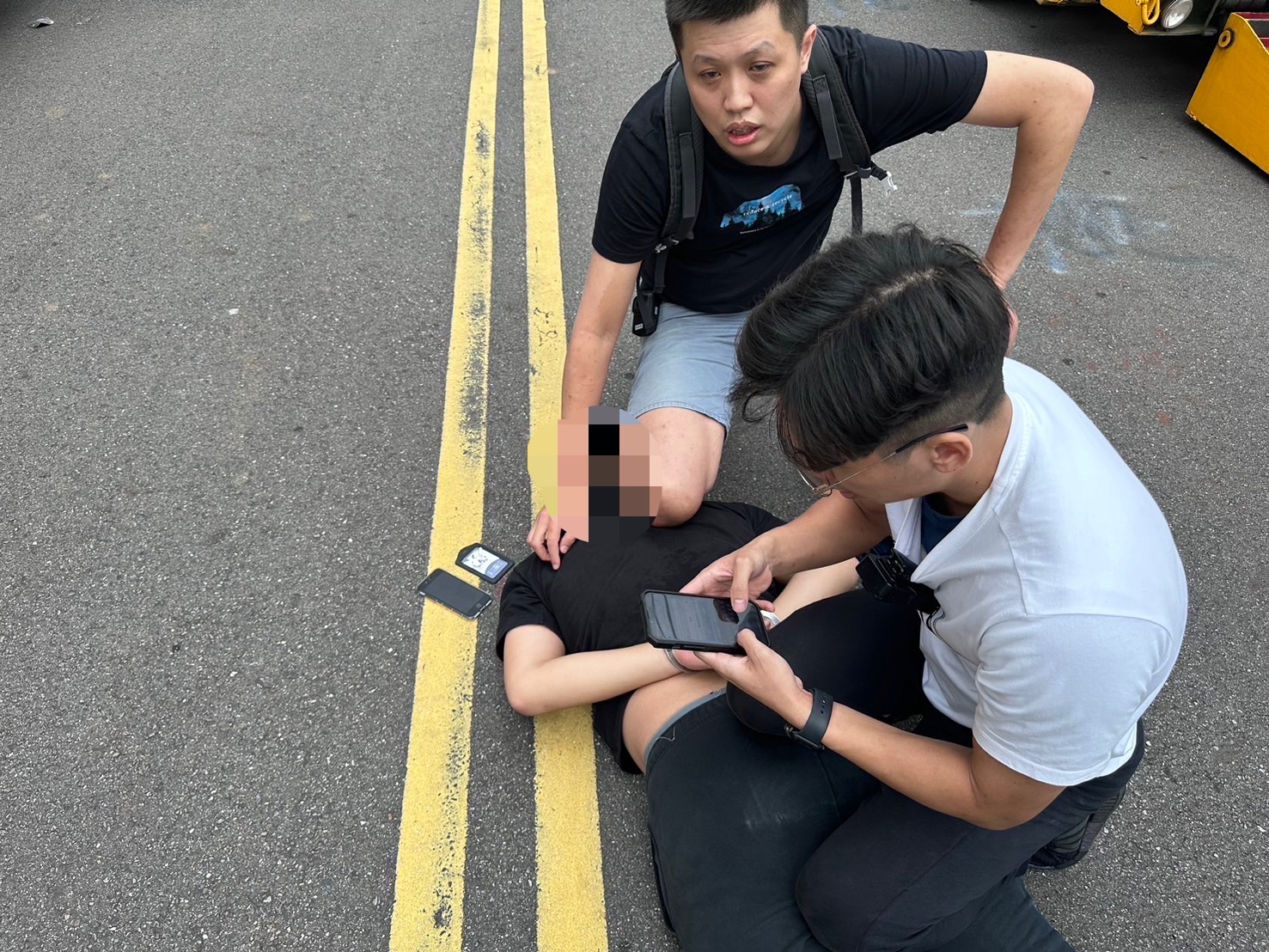警方在面交地點當場逮捕了廖姓車手及鐘姓監控手,並查扣廖嫌身上的偽造工作證、手機、收據、印章等贓證物。(記者黃荷琇 翻攝)