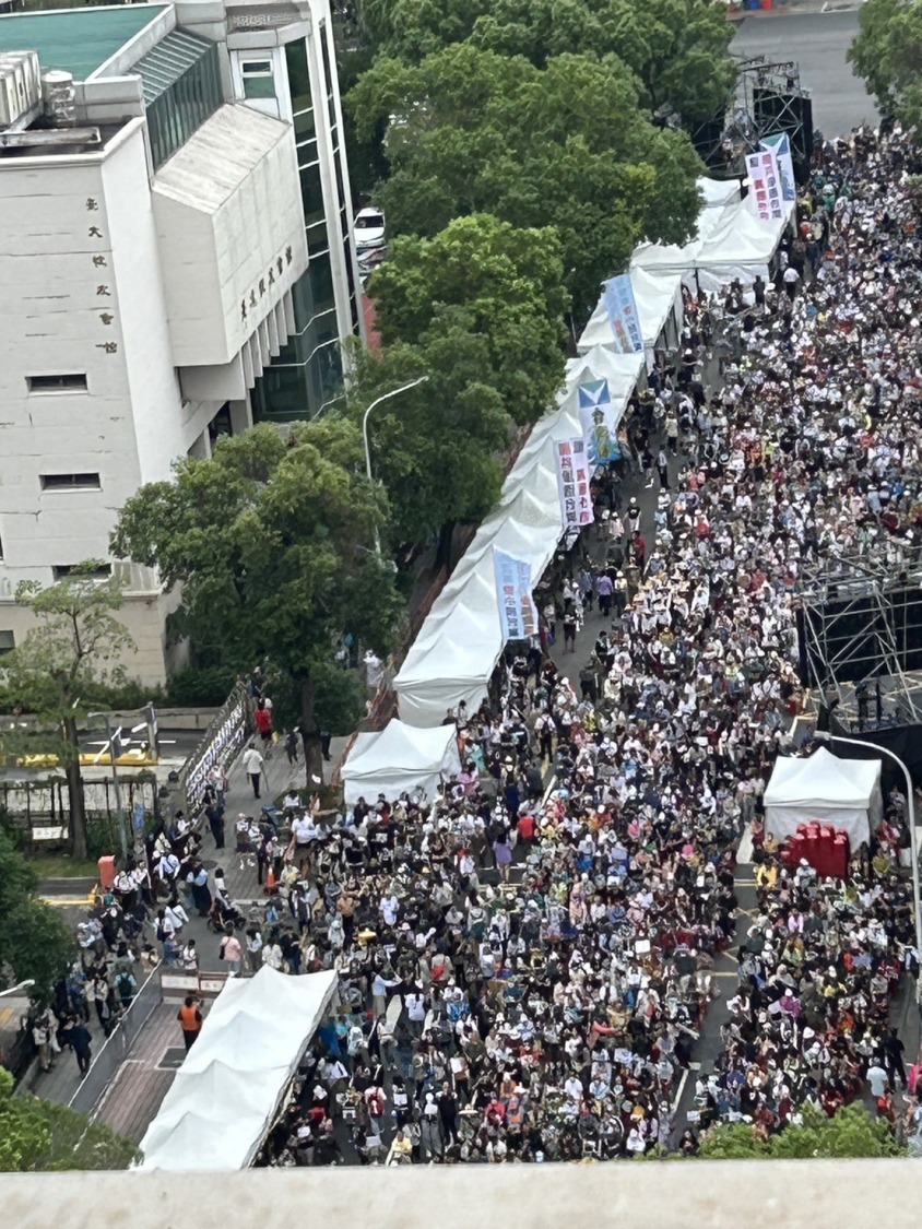 張啟楷說,王義川宣稱,藉由「手機訊號定位分析」,「青鳥」和民眾黨「小草」活動、參加民進黨大選選前之夜者,三群年輕人經交叉分析並不同。
