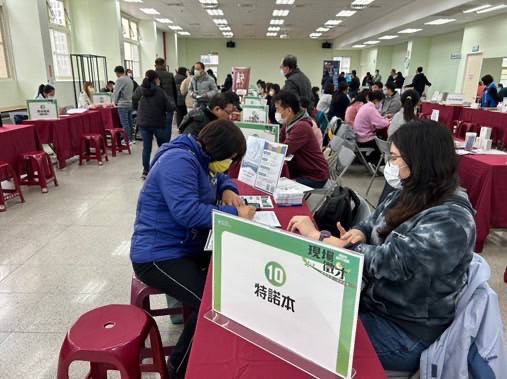徵才活動設有履歷健檢服務，及提供求職民眾自我探索釐清求職方向。（圖/記者黃溎芬翻攝）