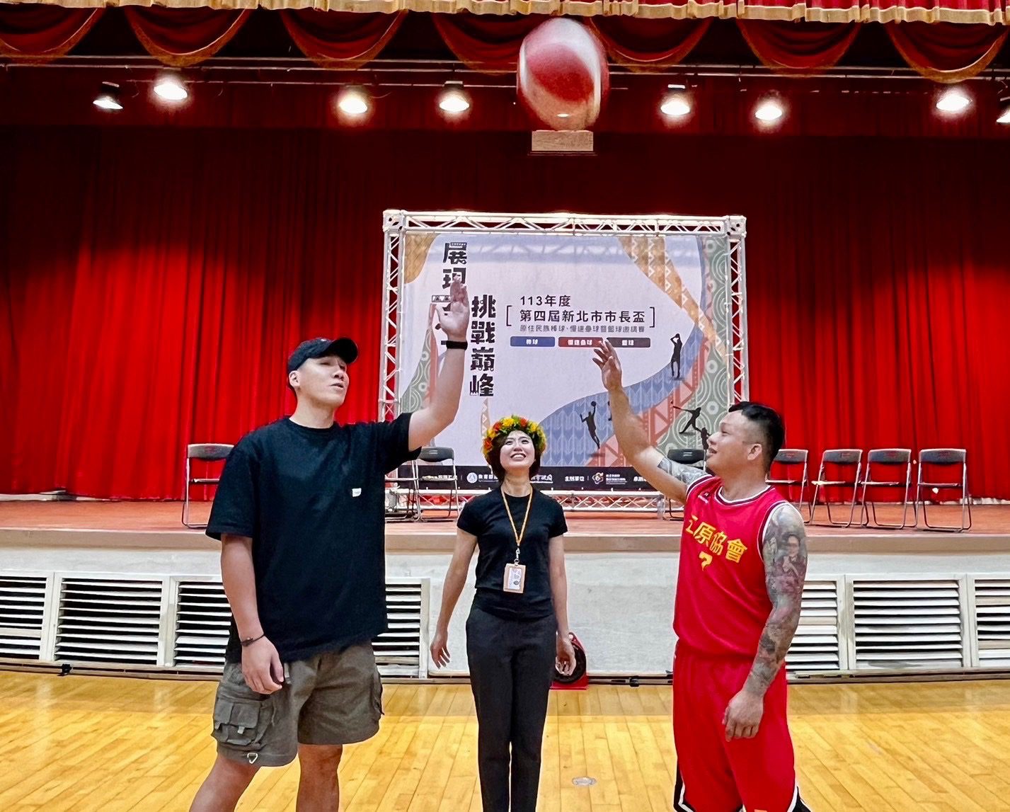 新北市原民局長Siku Yaway林瑋茜在開幕式上開球,為兩天的賽事拉開序幕。(圖/新北市原民局 提供)