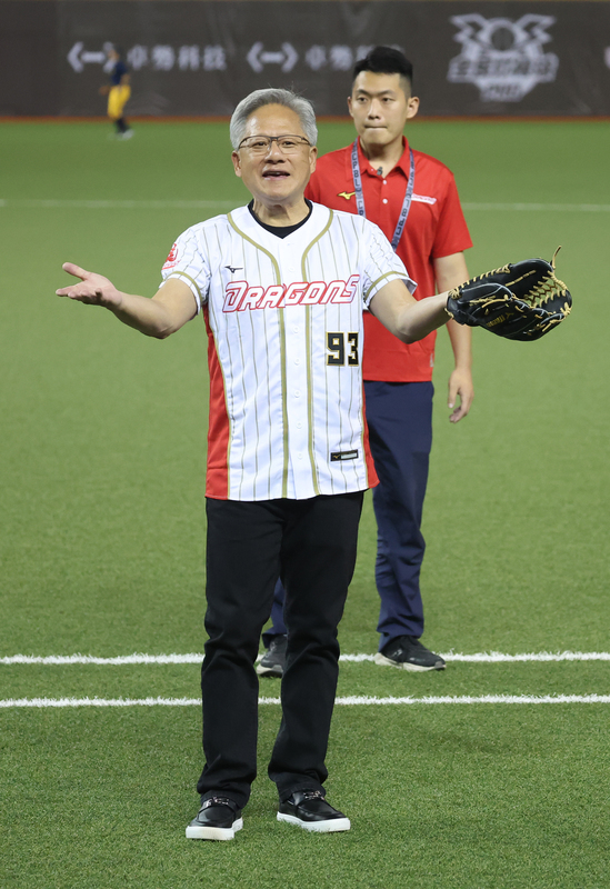 輝達執行長黃仁勳開球前,簡單做了致詞,他說,謝謝台灣人永遠對我敞開雙臂。圖/中央社