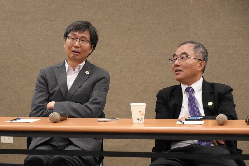 總統賴清德在就職演說提及,兩岸重啟對話和大陸學位生來台就讀。台大校長陳文章(右)1日在校務會議後受訪指出,台灣已遞出橄欖枝,接下來就看陸方回應。 圖/中央社