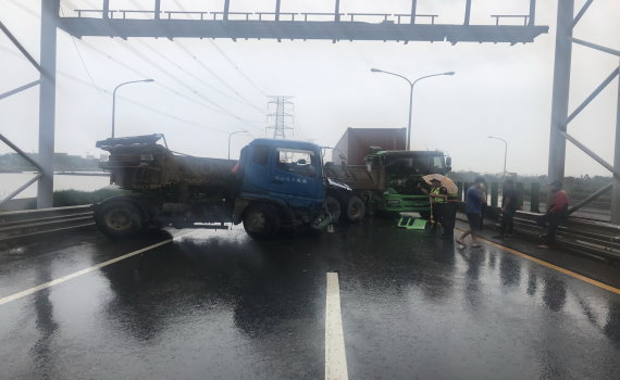 台61線再度車禍 貨櫃車與砂石車相撞 砂石車「折甘蔗」