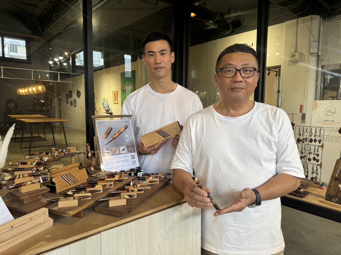 漾新聞|青年局成功輔導青創 盧秀雄盧柏宇父子將日本快失傳寄木拼貼走出一片天