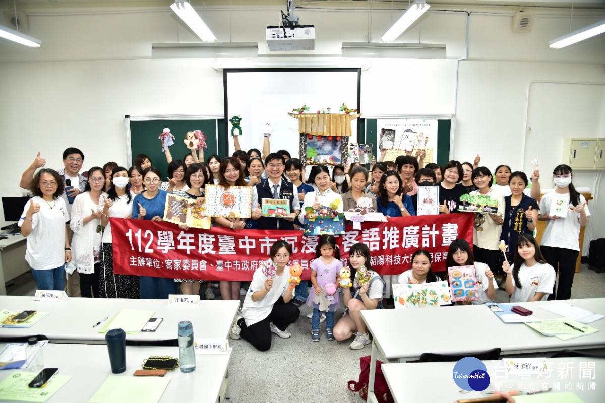 客委會主委江俊龍與沉浸式客語推廣計畫老師。