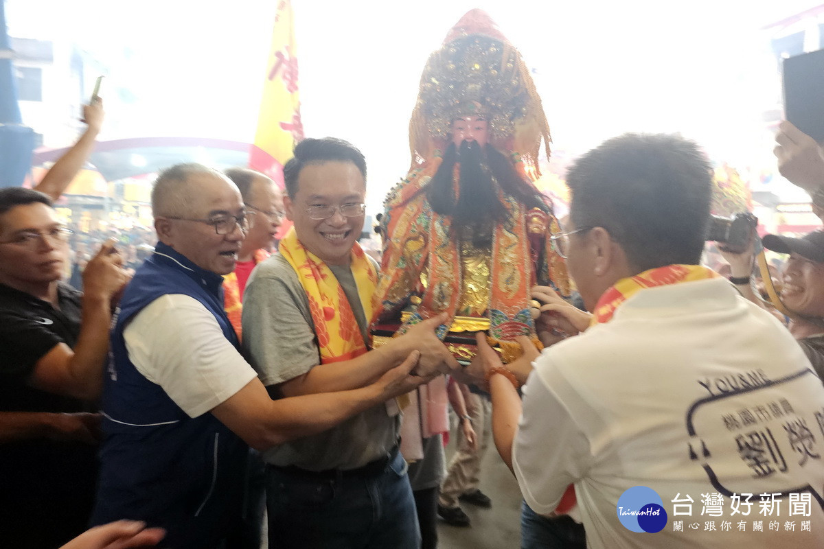 桃園市副市長蘇俊賓出席龍潭龍元宮建廟二百年慶典,進行安座儀式。