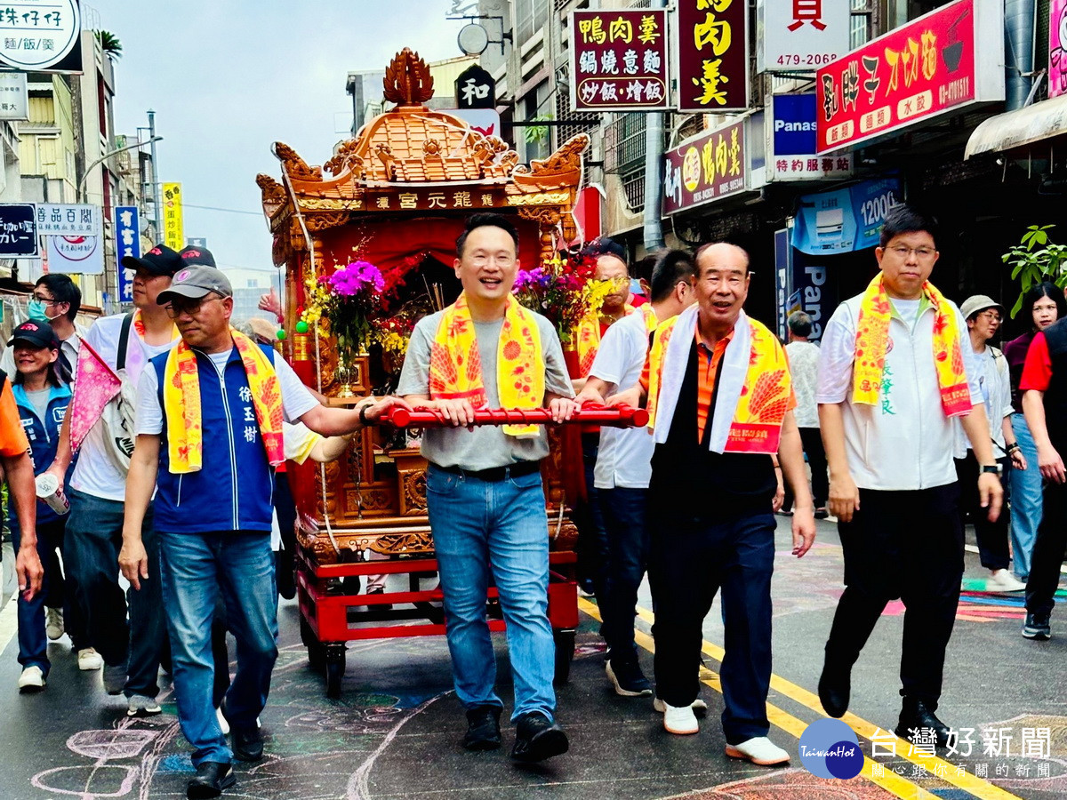 桃園市副市長蘇俊賓出席龍潭龍元宮建廟二百年慶典,與神同行28公里徒步巡庄。