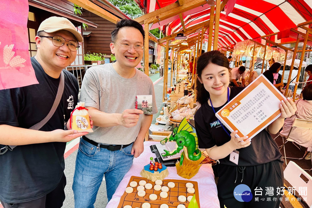 桃園市副市長蘇俊賓出席龍潭龍元宮建廟二百年慶典,參觀地方民藝攤位。