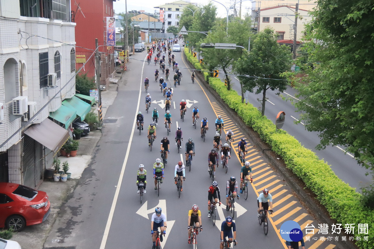 一波波車隊經過鄉鎮道路十分壯觀。(記者扶小萍攝)